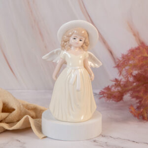 Декоративна статуетка - Ангел с шапка